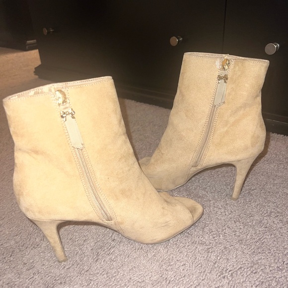 Light brown/tan colored Booties/ Sz 8 - Picture 2 of 2